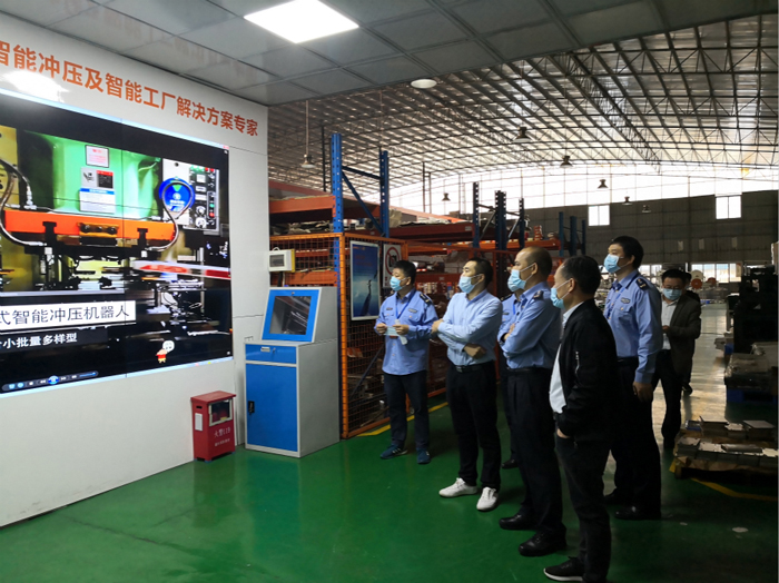 沈陽佛山市區(qū)政府領(lǐng)導(dǎo)調(diào)研指導(dǎo)凱碩沖壓機(jī)器人相關(guān)產(chǎn)業(yè)情況