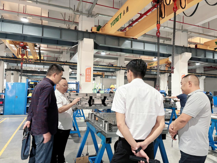 沈陽菱角湖管理區(qū)領(lǐng)導(dǎo)一行蒞臨凱碩集團(tuán)考察交流